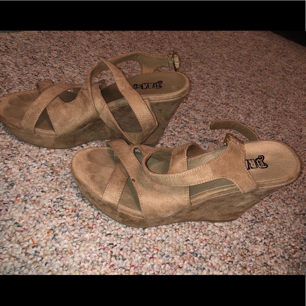 Light brown wedges